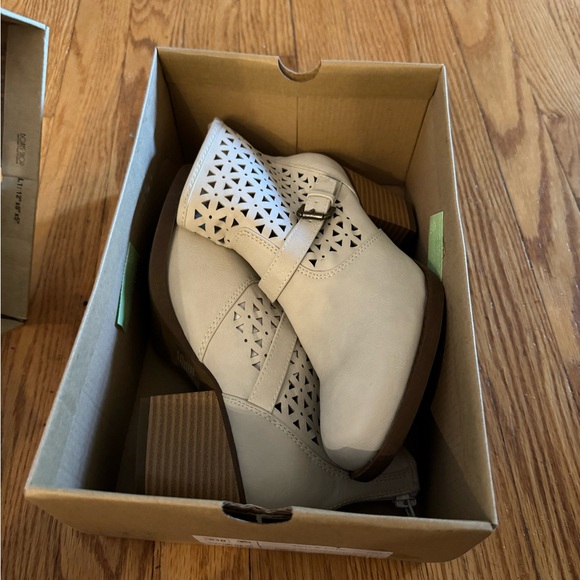 White ankle boots - Picture 1 of 5